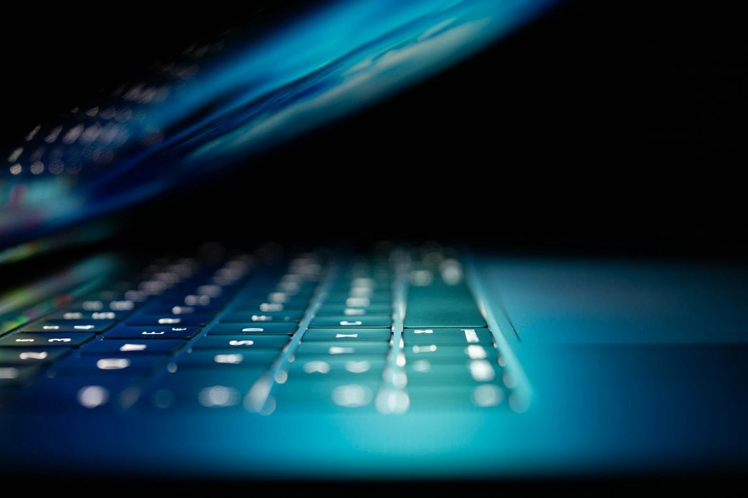 Linhas de código em uma tela de computador representando varredura de segurança