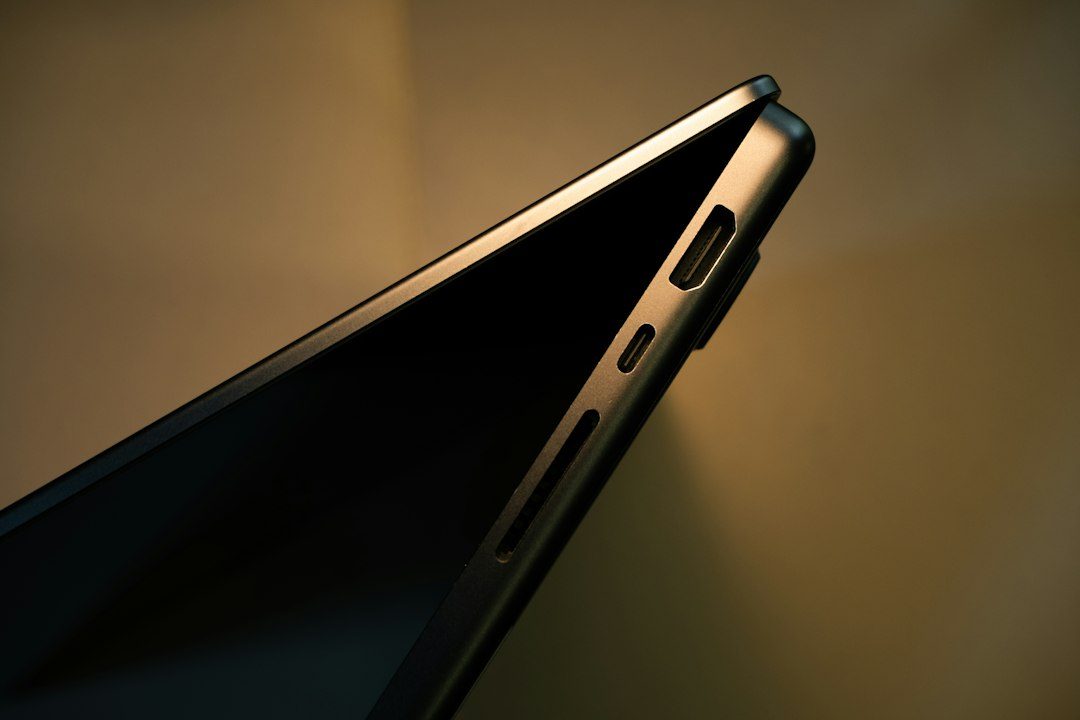 Close-up de um smartphone exibindo ícone de aplicativo de chat com inteligência artificial