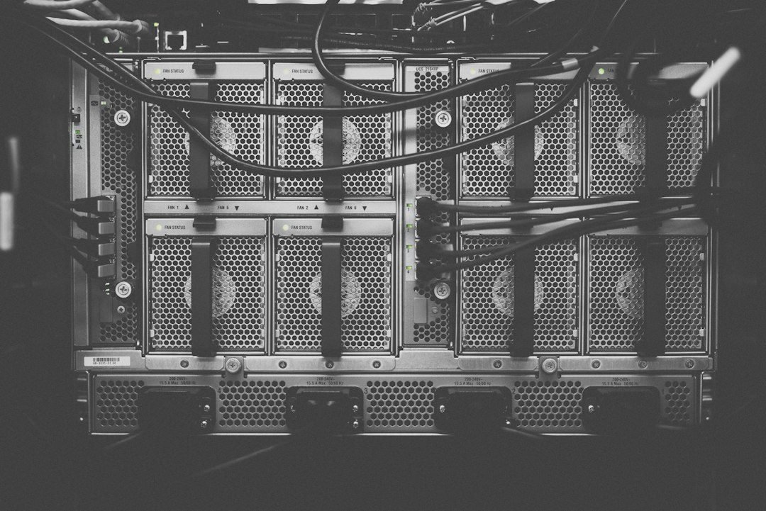 Rack de servidores en un centro de datos con cables y luces azules, usado para procesar inteligencia artificial