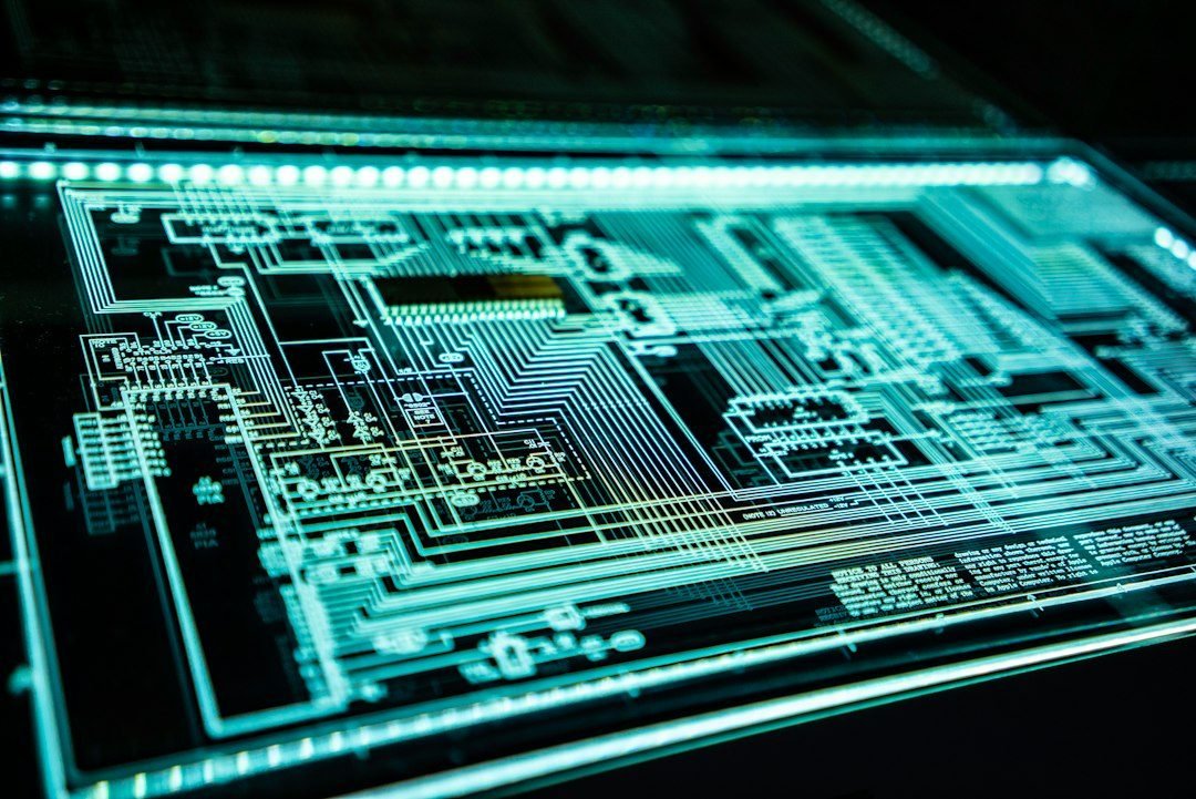 Placa de circuito eletrônico iluminada em azul, representando um chip de inteligência artificial