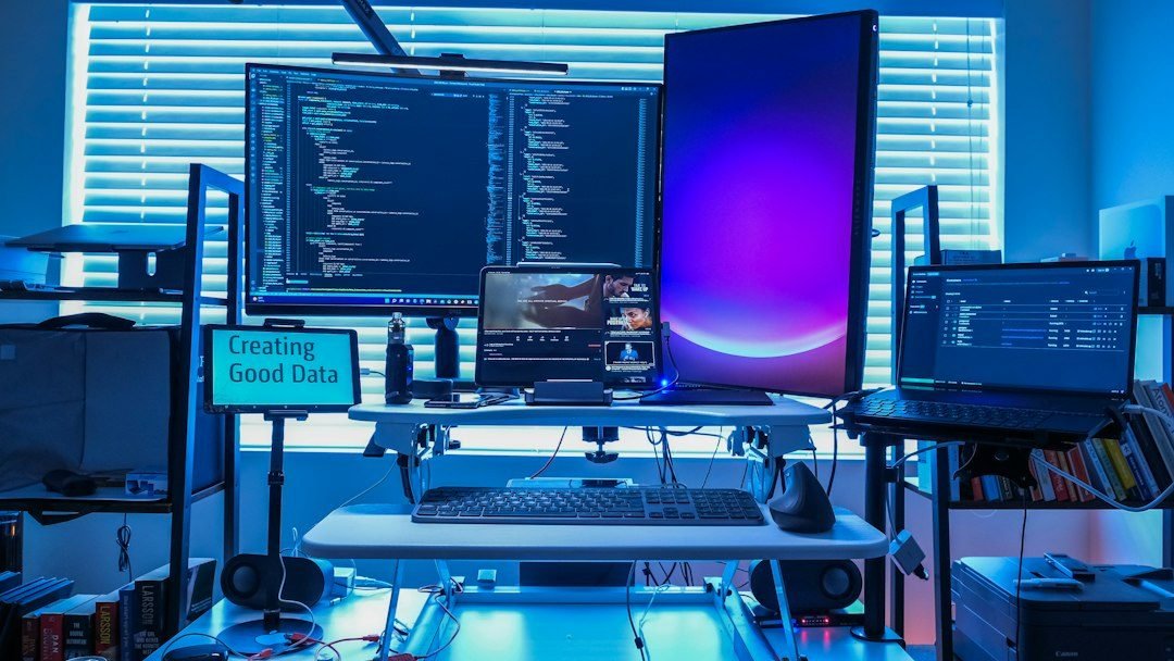 Sala de operações de segurança cibernética com telas exibindo dados de monitoramento