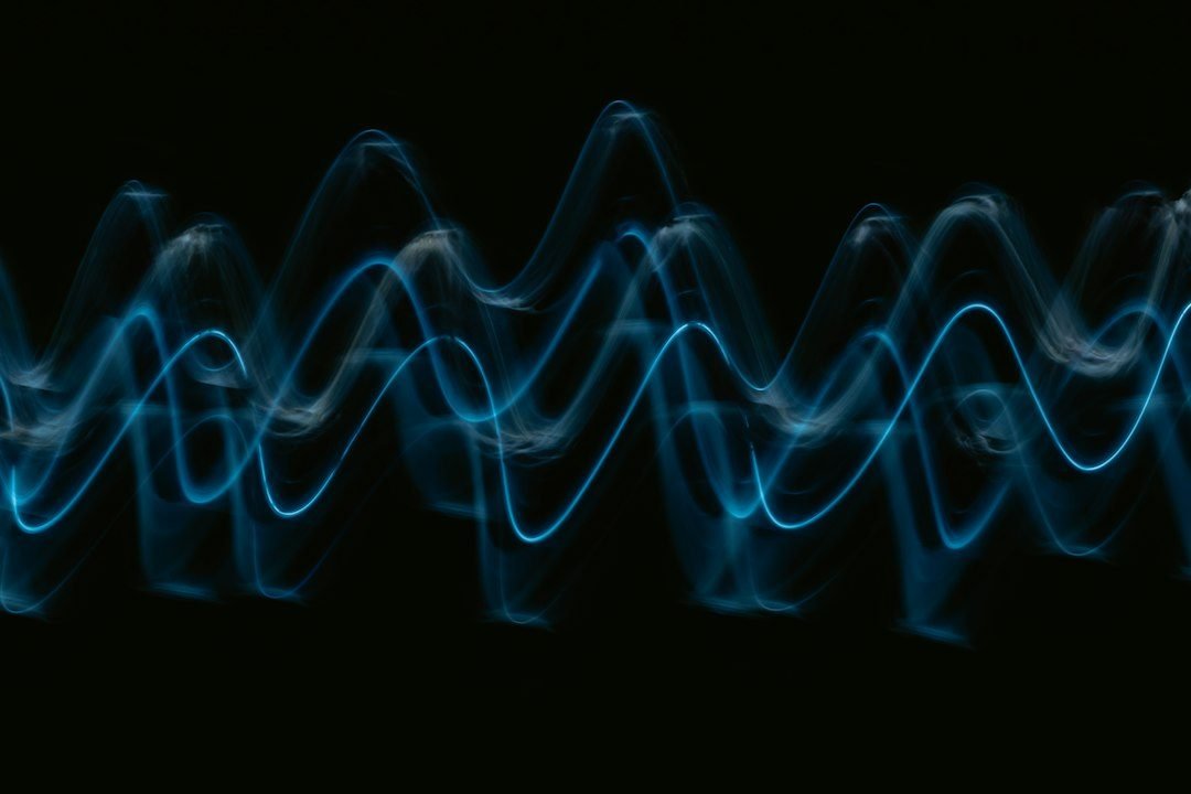 Ilustração de onda sonora representando um assistente de voz com inteligência artificial