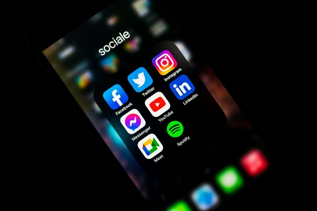 Pantalla de celular con iconos de aplicaciones de inteligencia artificial y redes sociales